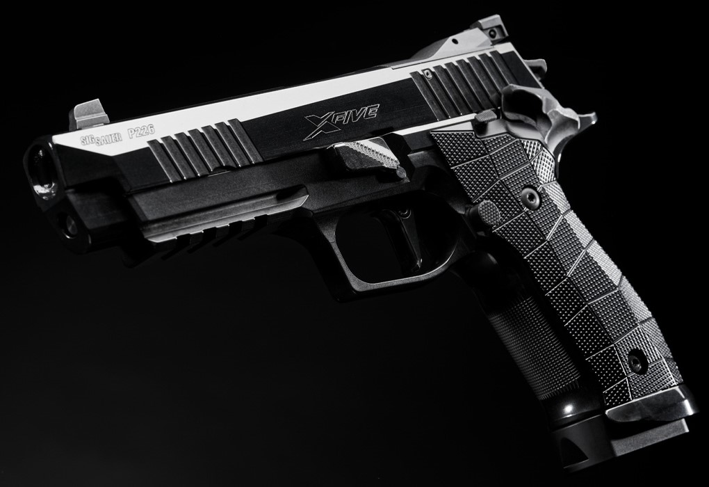 SIG Sauer P226 X-Five Reserve konkurrencepistol med hvid baggrund